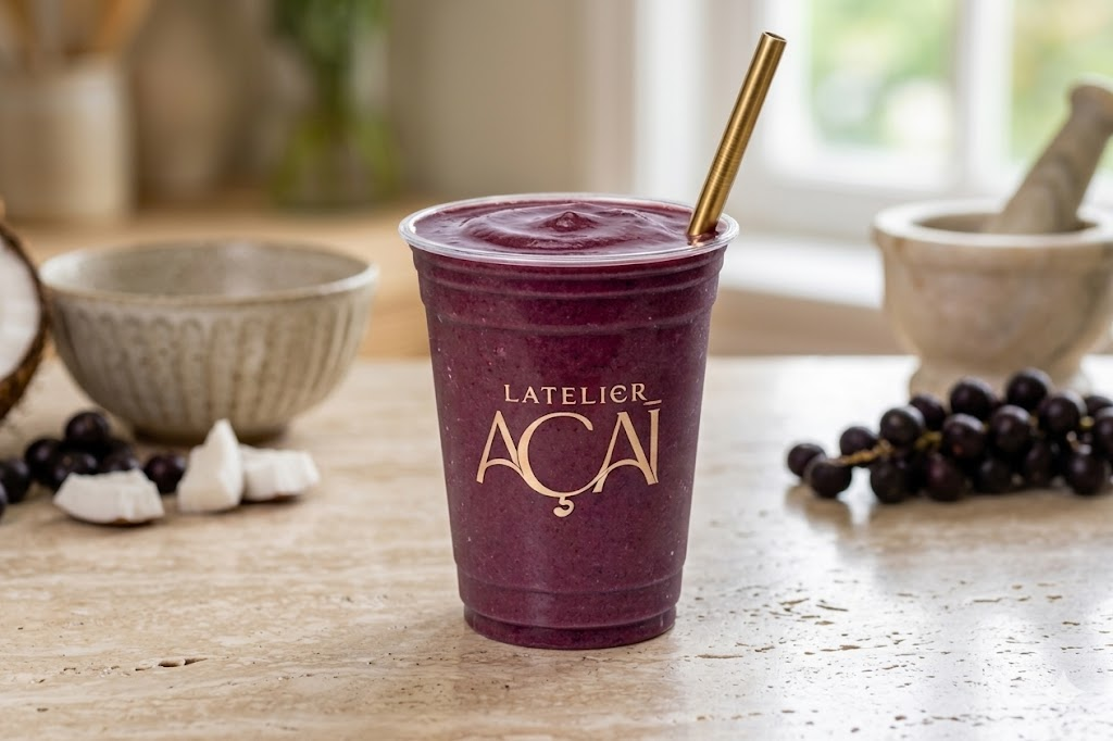 Smoothie açaï L'Atelier Açaï — gobelet logo doré, paille métal